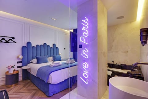 Bed, Bathroom, Photo of the whole room, Bedroom, towels