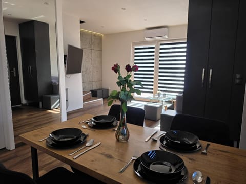 TV and multimedia, Kitchen or kitchenette, Living room, Seating area, Dining area, internet