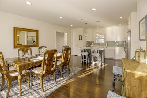 Kitchen or kitchenette, Dining area, dishwasher, minibar, pet friendly, stove