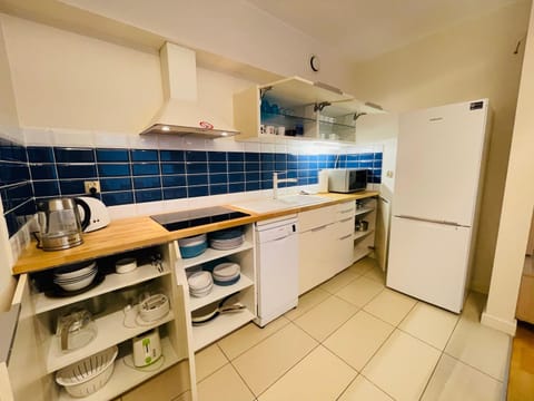 Kitchen or kitchenette, dishwasher, minibar, stove, toaster
