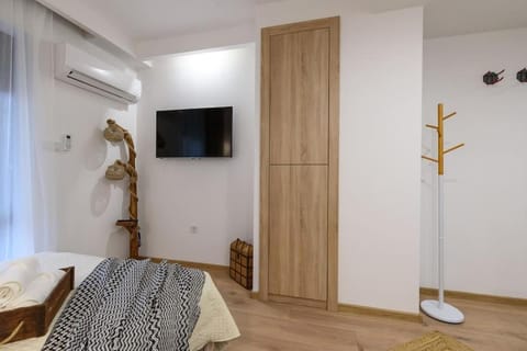 Communal lounge/ TV room, Bed, TV and multimedia, Photo of the whole room, Bedroom, wardrobe, air conditioner