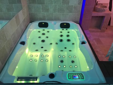 Le Jacuzzi Apartment in Rouen