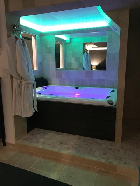 Le Jacuzzi Apartment in Rouen