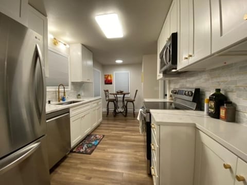 Kitchen or kitchenette, Seating area, dishwasher, pet friendly, stove