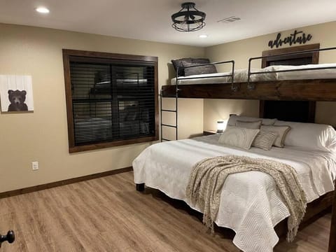 Bent Tree Cabin, on Private 12.5 Acres + Hot Tub Cabin in Oklahoma