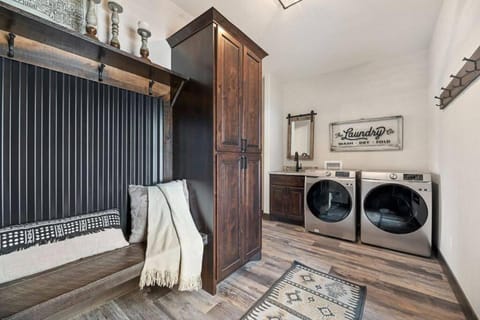 Trax N Trailz Lodge House in North Lawrence