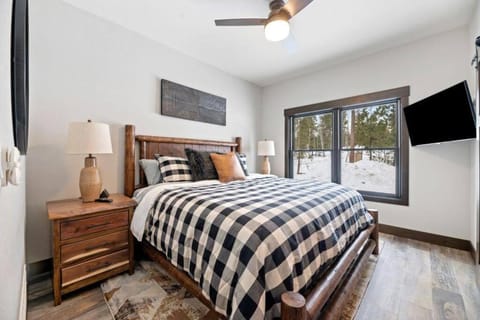 Trax N Trailz Lodge House in North Lawrence