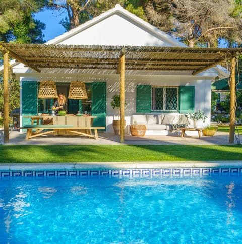 Property building, Patio, Spring, Garden, Garden view, Pool view, Swimming pool, Swimming pool, sunbed