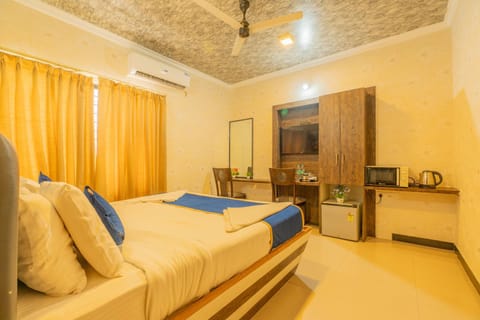 Bed, Kitchen or kitchenette, air conditioner