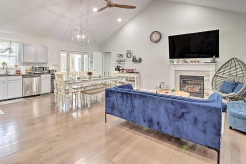 Gas Grill, Lake Access Scenic Poconos Retreat! House in Stroud Township