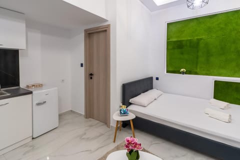 Bed, TV and multimedia, towels