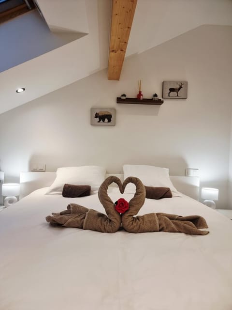 Bed, Photo of the whole room, Bedroom, towels