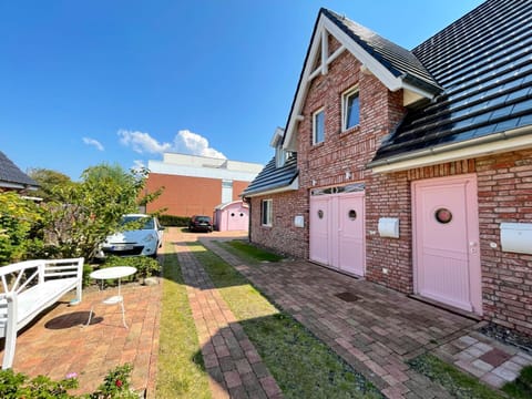 Property building, Garden, Parking