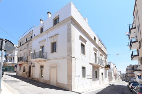 Property building, Day, Neighbourhood, Street view, Location