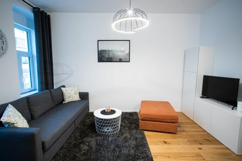 TV and multimedia, Living room, Seating area, Evening entertainment