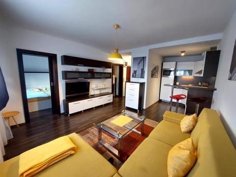 TV and multimedia, Kitchen or kitchenette, Living room
