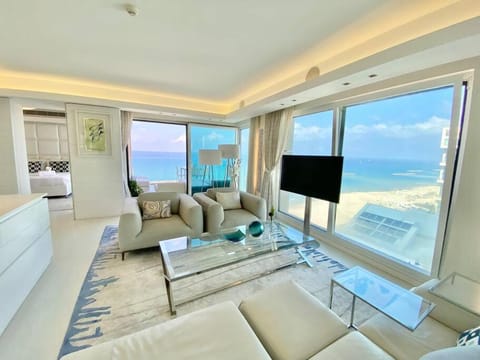 Communal lounge/ TV room, Natural landscape, TV and multimedia, Living room, Seating area, Sea view