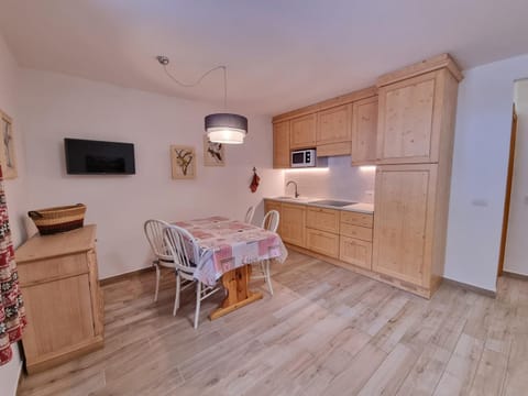 TV and multimedia, Kitchen or kitchenette, Dining area, minibar