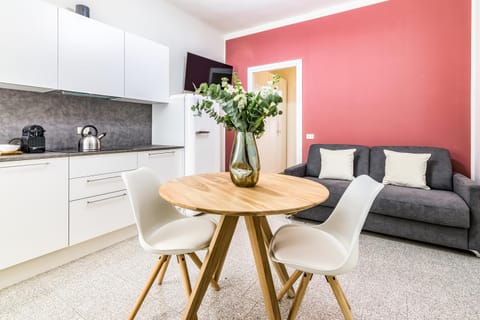 TV and multimedia, Coffee/tea facilities, Kitchen or kitchenette, Living room, Seating area, Dining area, stove