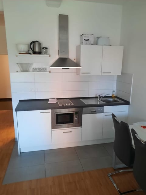 Kitchen or kitchenette, minibar, stove