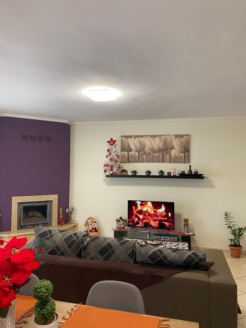 TV and multimedia, Living room, Seating area, flat iron
