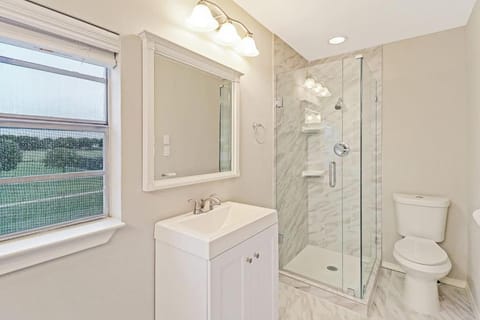 Shower, Toilet, Bathroom, towels