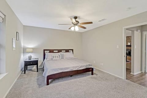 Bed, Photo of the whole room, Bedroom, fireplace