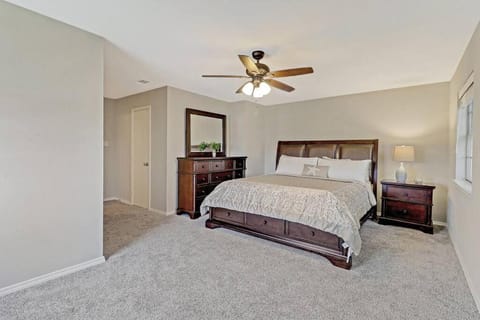 Bed, Photo of the whole room, Bedroom, fireplace