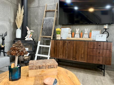 Cozy Cabin with beautiful views 4BR 4 decks with BBQ Grill AC 5 mins midtown Sleeps 11 Cabin in Ruidoso