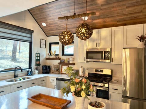 Cozy Cabin with beautiful views 4BR 4 decks with BBQ Grill AC 5 mins midtown Sleeps 11 Cabin in Ruidoso