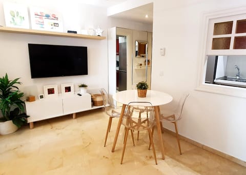 TV and multimedia, Seating area, Dining area