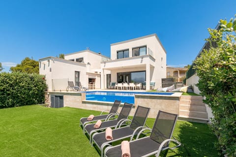 Property building, Patio, Day, Garden, Garden view, Pool view, Swimming pool, sunbed