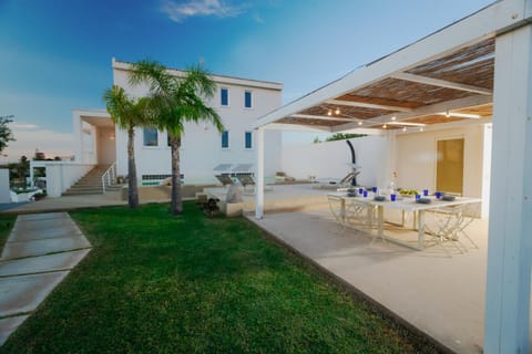 Day, Garden, Dining area, Garden view, sunbed