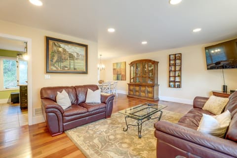 Atlanta Abode with Yard in a Tranquil Setting! House in Dunwoody