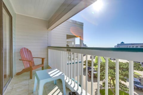 Steps to Galveston Beach Gulf-View Condo with Pool Apartment in Galveston Island