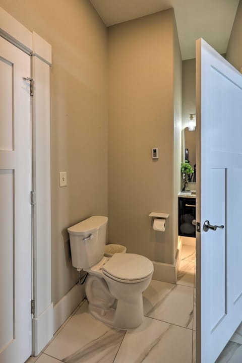 Regal River Retreat in the Heart of Yankton! Apartment in Yankton