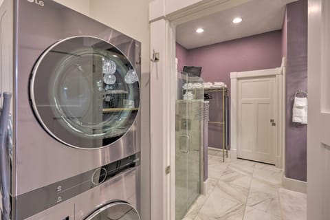 Regal River Retreat in the Heart of Yankton! Apartment in Yankton