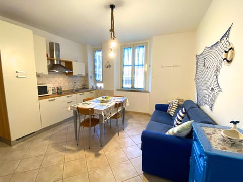 Kitchen or kitchenette, Living room, Seating area, Dining area, minibar, pet friendly, stove