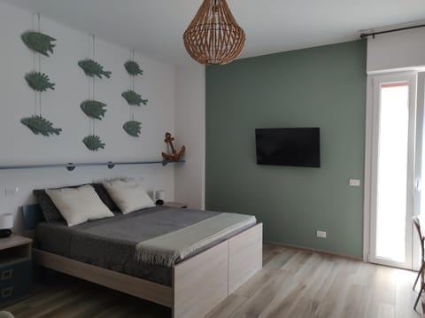 Bed, TV and multimedia, Photo of the whole room