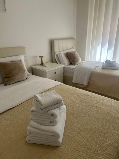 Bed, Bedroom, towels