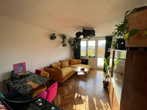 TV and multimedia, Living room, Seating area, Evening entertainment