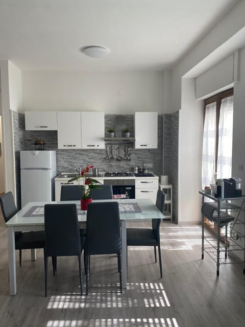 Kitchen or kitchenette, Dining area, dishwasher, minibar, stove