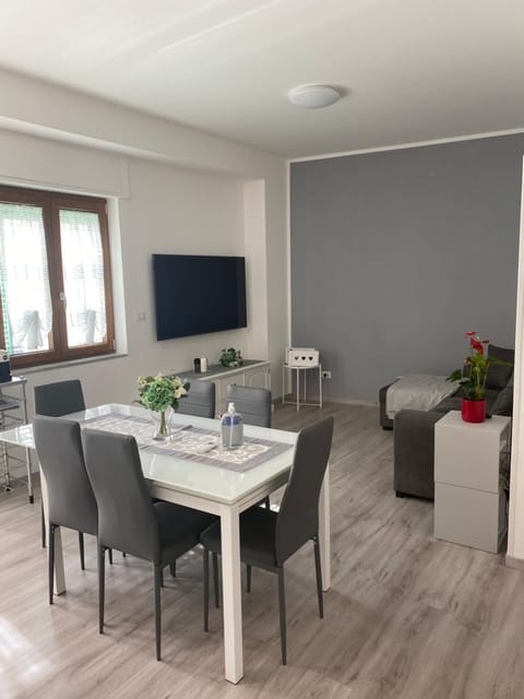 Communal lounge/ TV room, TV and multimedia, Living room, Dining area