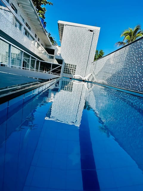 Day, Pool view