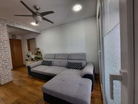 Living room, fireplace, locker