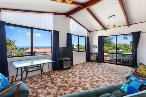 TV and multimedia, View (from property/room), Balcony/Terrace, Living room, Seating area, Dining area, Sea view, Entertainment, Sunrise, Sunset, Family