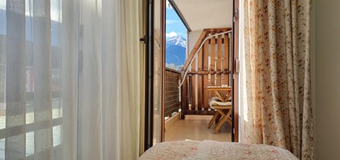Bed, View (from property/room), Balcony/Terrace, Photo of the whole room, Mountain view