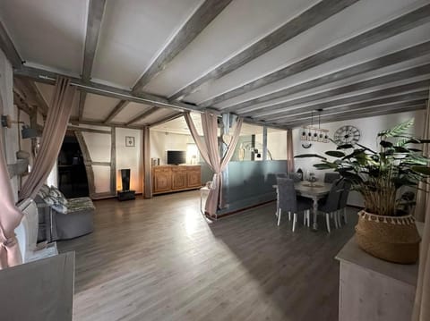 TV and multimedia, Seating area, Dining area