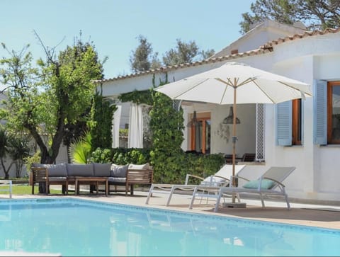 Property building, Garden, Garden view, Pool view, Swimming pool, sunbed