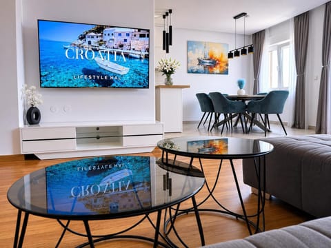 TV and multimedia, Living room, Seating area, Dining area